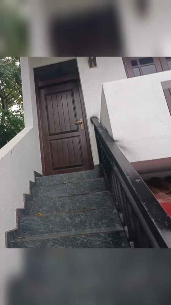 Upstairs house for rent – Eththukala
